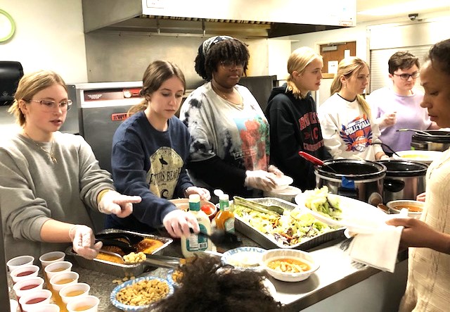 Park High School Key Club join Kiwanis Club of West Racine in serving a meal.