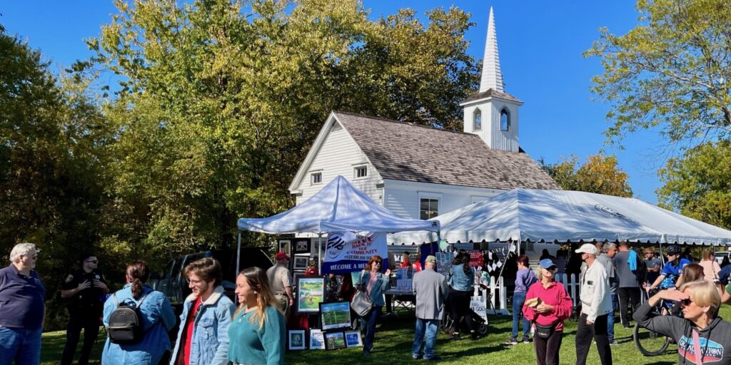 Crowds at the Apple Festival 2022